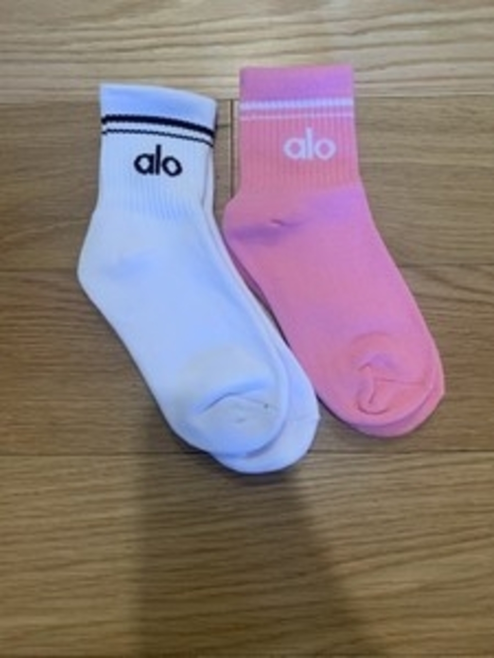 ALO Yoga Crew Socks — White & Pink 2-Pack Medium Size